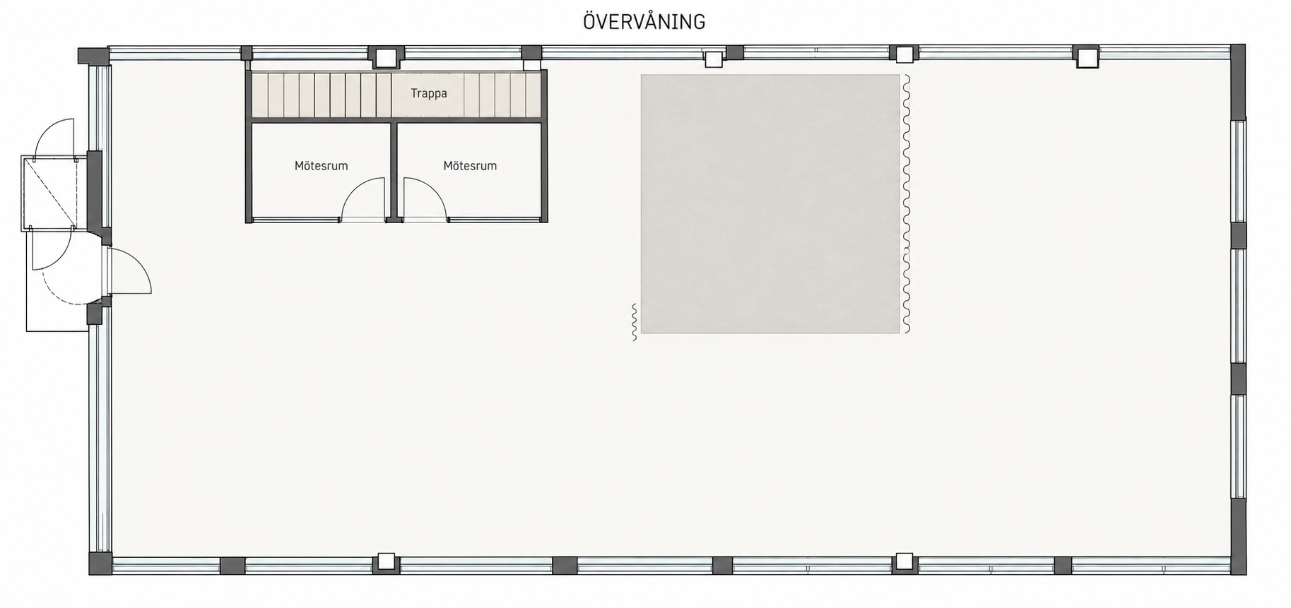 Planritning för övervåningen med öppna arbetsytor, två mötesrum och trappa mellan planen